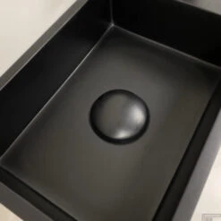 Clickwaste Boss & Wessing Bali Solid Surface Mat Zwart -Badkamermeubels clickwaste saniclear bali solid surface mat zwart sfeer2