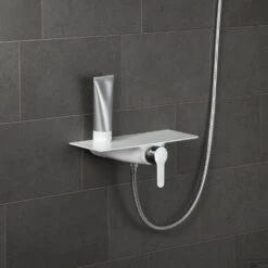 Douchemengkraan Schutte Waterway Met Planchet Chroom Wit 6 Douchemengkraan Schutte Waterway Met Planchet Chroom Wit -Badkamermeubels douchemengkraan schutte waterway met planchet chroom wit sfeer