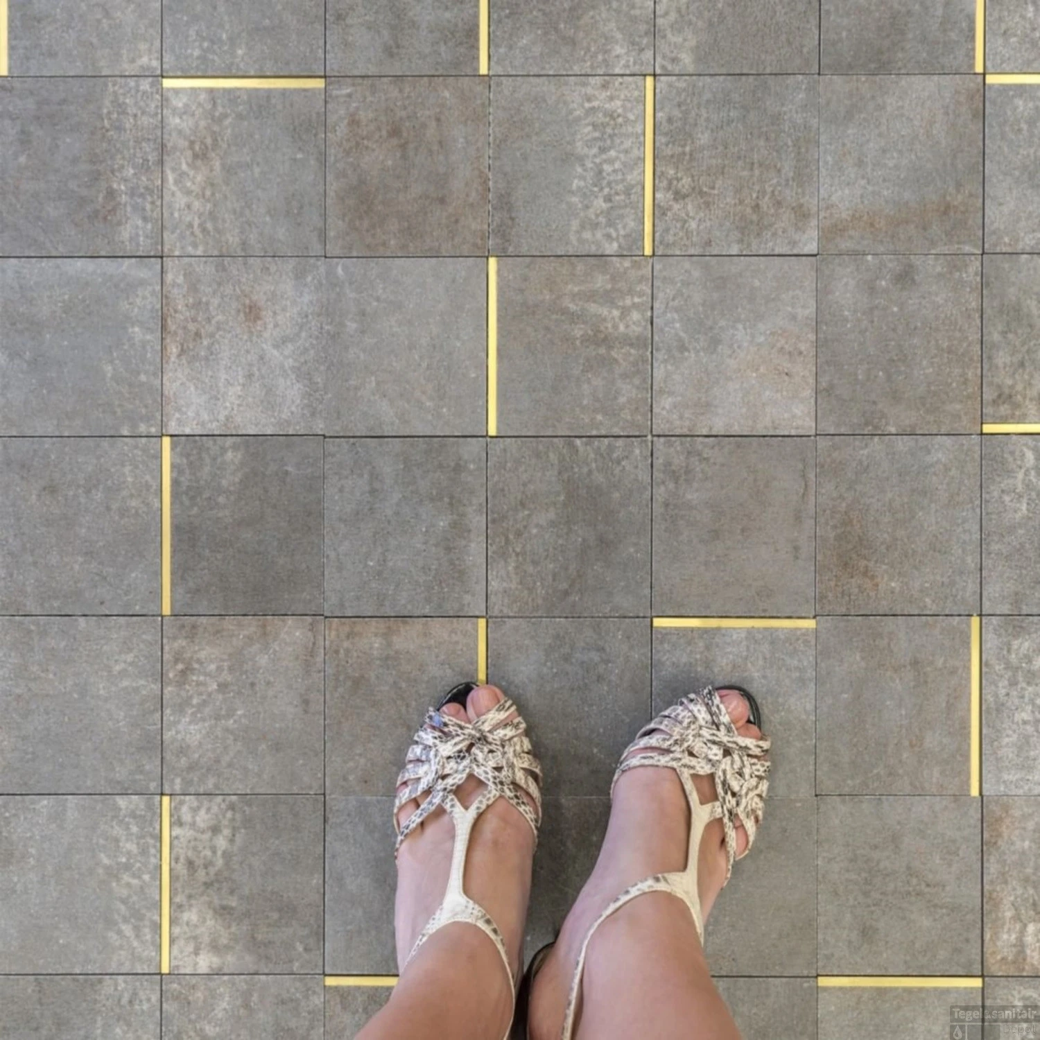 Mozaiek Arcana Avelin Ceniza 30x30 Cm Licht Grijs Met Goud Detail (Doosinhoud 1.08m2) - Afbeelding 2