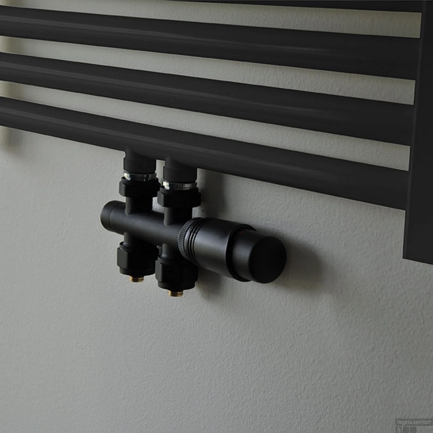 Radiator Onderblok Wiesbaden Recht Mat Zwart (Voor Midden Aansluiting) - Afbeelding 2