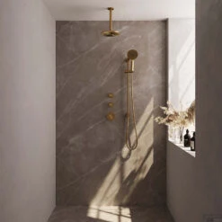 Regendoucheset Inbouw Brauer Gold Carving Thermostatisch 20cm Met Plafondarm, Glijstang En Handdouche 3-Standen Losse Stopkranen Geborsteld Goud -Badkamermeubels regendoucheset inbouw brauer gold carving thermostatisch 20cm met plafondarm sfeer1