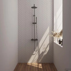 Regendoucheset Opbouw Brauer Gunmetal Carving 20 Cm Thermostatisch Met Staaf Handdouche Geborsteld Gunmetal -Badkamermeubels regendoucheset opbouw brauer gunmetal carving 20 cm thermostatisch met staaf sfeer1