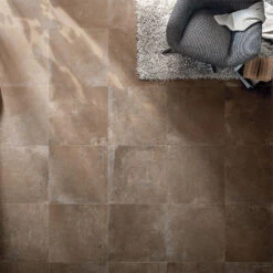 Vloertegels Sichenia Chateaux 60x60cm Mat Bruin (Doosinhoud 1,44m2) -Badkamermeubels vloertegels sichenia chateaux 60x60cm mat bruin doosinhoud 1 44m2 sfeer1